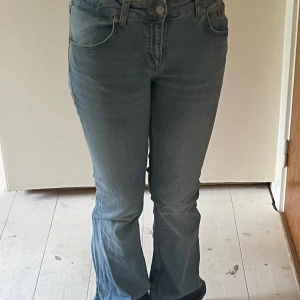Ljusblå bootcut jeans från 157 - Snygga ljusblå jeans från 157 med bootcut-modell och låg midja. Jeansen har klassisk femficksdesign. Dom är u längden tall och stolek M. Original pris 400