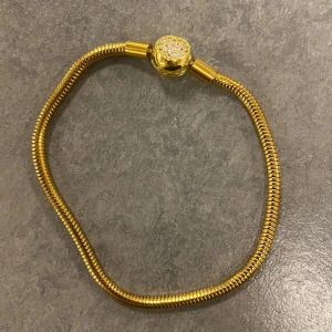 Pandora guld armband  - Säljer detta Pandora guldarmband då den är lite för stor. Nypris ca 2 000 kr men priset går att diskutera vid snabb affär 😊
