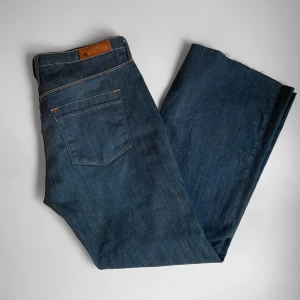 Blå bootcut jeans  - Snygga blå jeans bootcut-ben. Meddela gärna för måtten eller andra frågor☺️