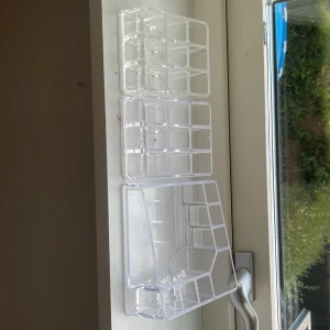 Transparent sminkförvaring i akryl - Snygg och praktisk sminkförvaring i genomskinlig akryl med flera fack i olika storlekar. Perfekt för att organisera sminkborstar, läppstift, ögonpennor och andra sminkprodukter på sminkbordet eller i badrummet.