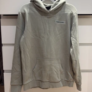Ljusgrön hoodie från Peak Performance  - Snygg ljusgrön hoodie från Peak Performance med broderad logga på bröstet, säljer pga att den inte är min stil💞Orginal pris 900kr