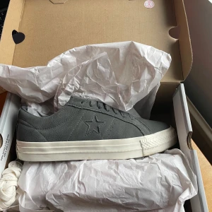 Converse One Star Pro 41 - Snygga grå converse one star. Nytt skick då de var lite för små. Pris kan diskuteras. 