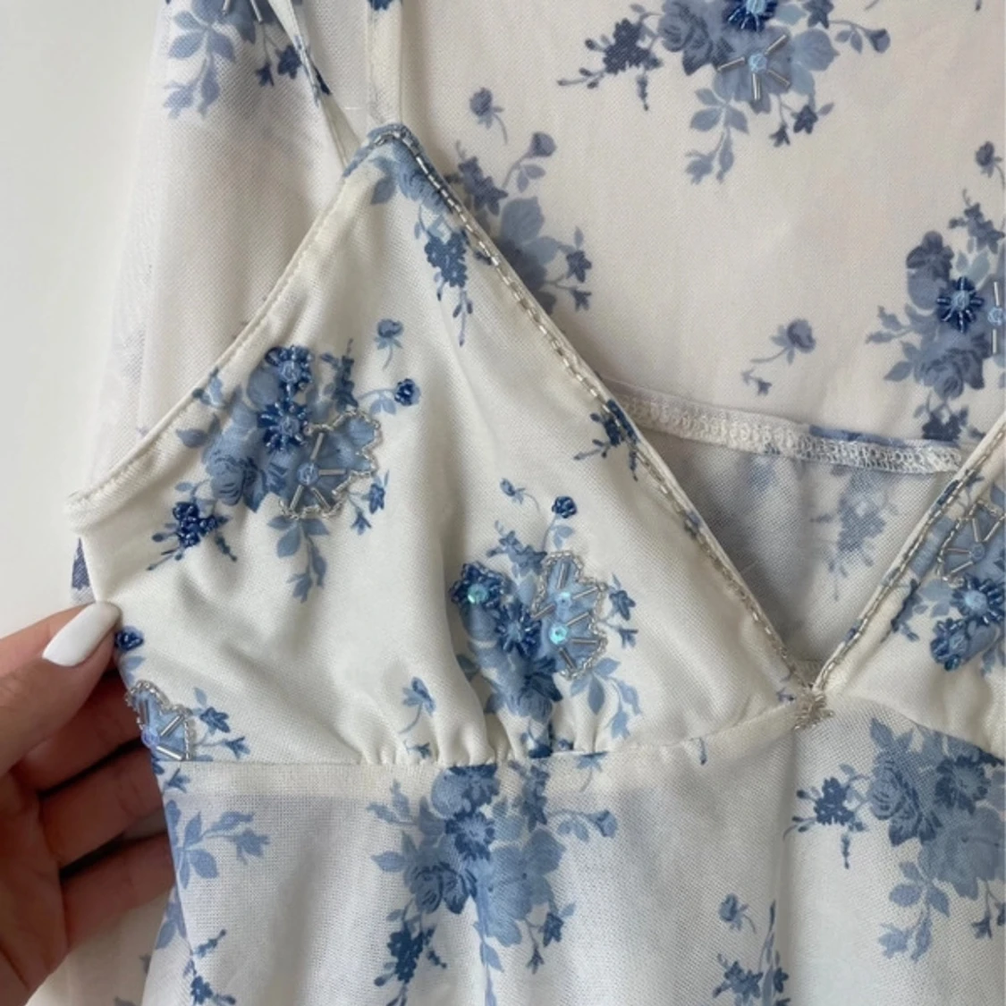 Vit långkjol och topp med blå blommor - 4