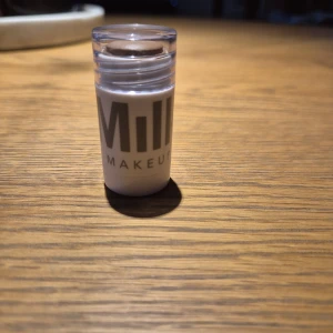 Milk Makeup Matte Bronzer Stick - Säljer en Milk Makeup Matte Bronzer Stick i färgen Baked. Den har en krämig formula och kommer i en praktisk stickform med transparent lock. Perfekt för att skapa en naturlig solkysst look med matt finish. Innehåller 5,7 g produkt. Säljer då de inte riktigt är min färg.
