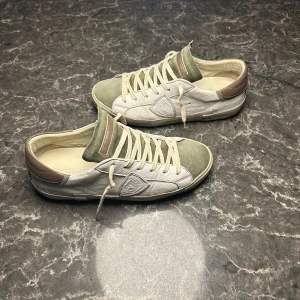 Philippe Model - Säljer ett par otroligt snygga skor från designer märket Philippe Model. Skorna är i mycket bra skick, skulle säga ungefär 8,5/10. Nypris ligger runt 4000kronor men vi säljer dessa för endast 1799! Skriv gärna ifall det är några funderingar, allt bästa SkoKapet