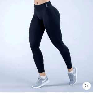 DFYNE impact leggings - Svarta tights från DFYNE med tight passform. För små för mig och därmed aldrig använda! Nypris 680kr