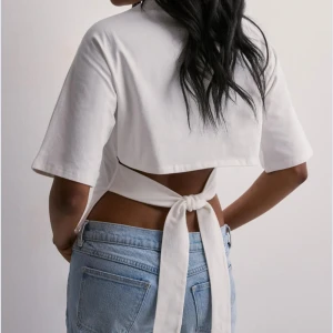 Vit croppad topp med knyt i ryggen - Säljer en vit croppad topp med korta ärmar och snygg knytning i ryggen. Bara använts en gång                                                          skriv för mer bilder eller frågor💗pris kan diskuteras