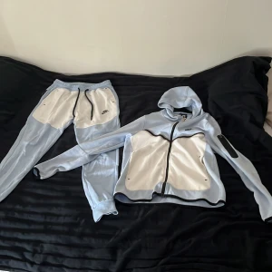 Nike tech tracksuit - Nike tech tracksuit blå vit 