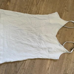 Ljusblått linne - Aldrig använt. Dubbelt tyg vid bröstet.