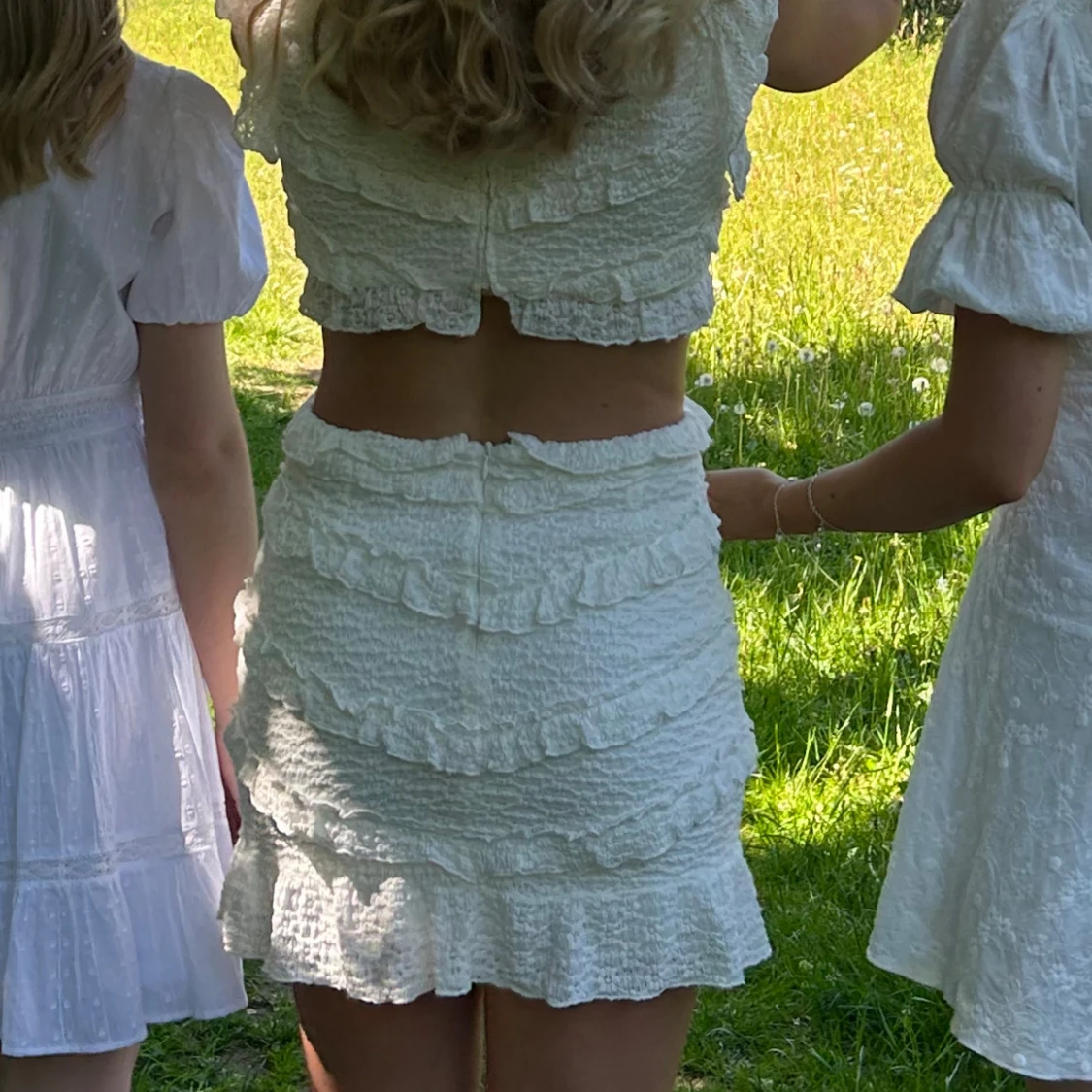 Vit kort volangklänning med cut-outs - 1