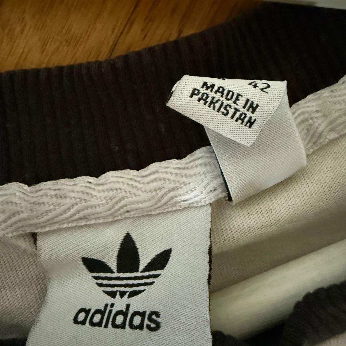 Vit Adidas t-shirt med svarta detaljer - 2