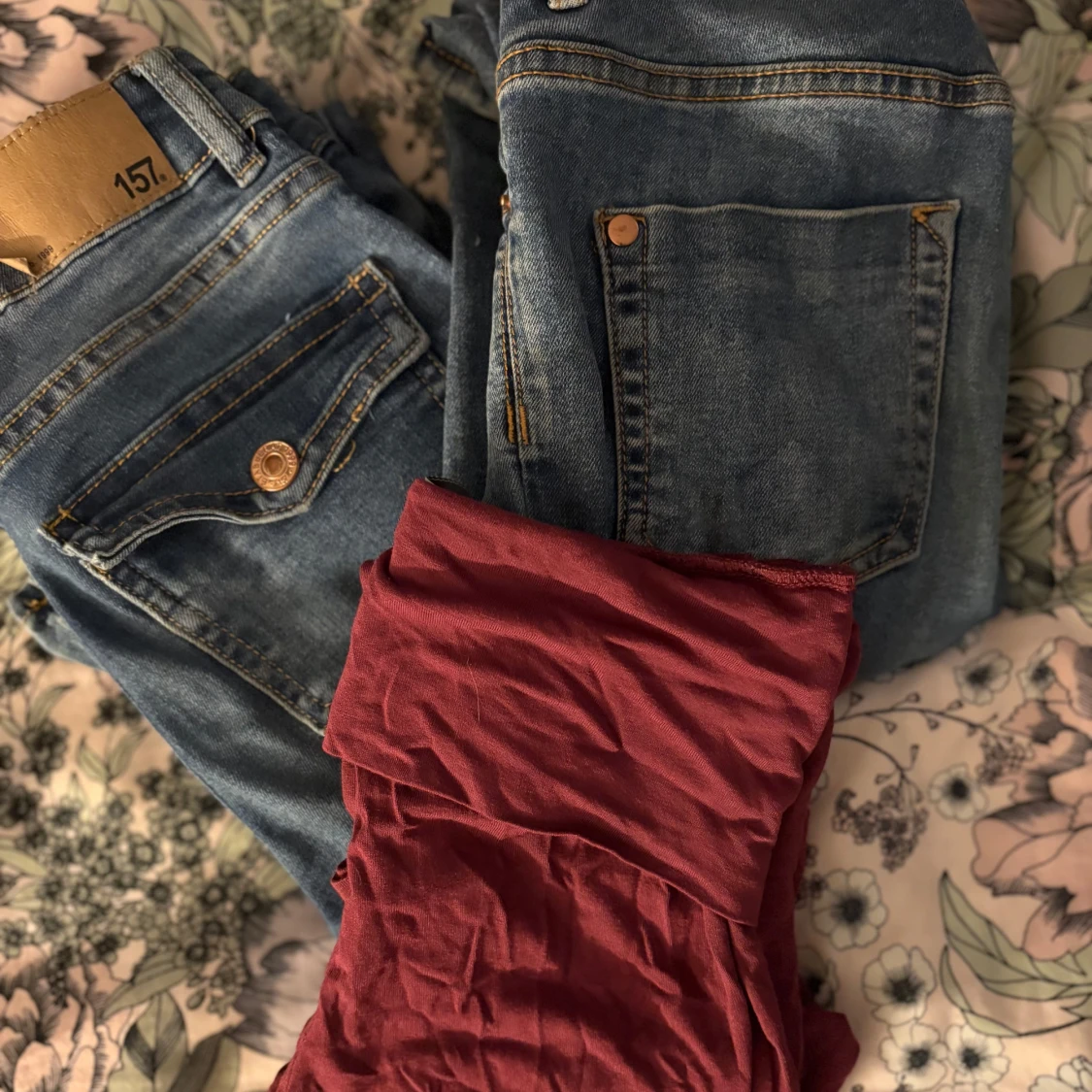 Blå jeans med ut svägda ben,yoga pans