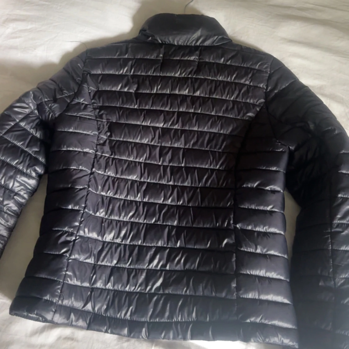 Svart quiltad pufferjacka med dragkedjor - 1