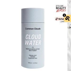 Cloud Water BHA Toner Common Clouds - Cloud Water från Common Clouds är en mild exfolierande BHA-toner med salicylsyra, centella och hyaluronsyra. Kommer i en stilren ljusgrå flaska på 125 ml. Perfekt för dig som vill ha en fräsch och återfuktad känsla i huden.
