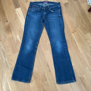 Blåa jeans  - Supersnygga lågmidjade bootcut jeans i färgen mörkblå! Vintage och går inte att få tag på längre! Storlek 9, midja: 37 cm, midjehöjd: 19 cm, innerben: 75 cm