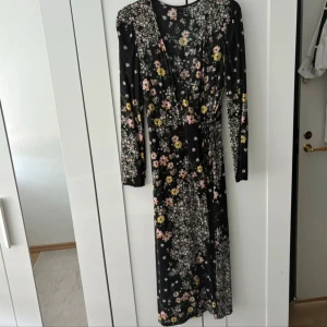Blommig knytklänning - Jättefin maxiklänning fran Lindex. Den är lång och i mycket gott skick. Har knappt använt den. Är 172 cm och den slutar ca 10-13 över foten. Kan skicka mått ☺️