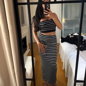 Randigt set  - Jätte fint randigt set med topp och kjol. Använd 1 gång. 