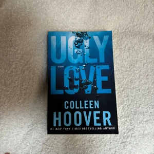 Ugly Love - En bok som har varit väldigt omtalad på booktok. Fint skick!