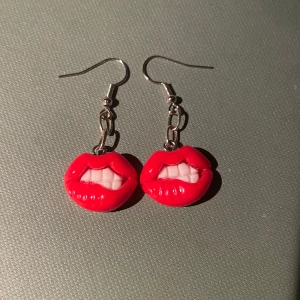 *NY*Röda lips örhängen  - Nya oanvända. Mindre storlek. 