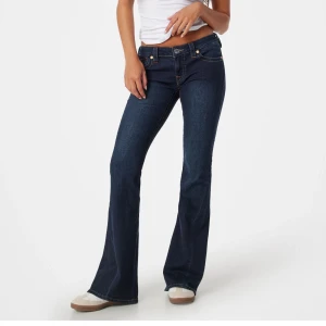 True Religion Joey mörkblå bootcut jeans - Säljer då de inte kommer till användning, knappt använda! Uppsydda i längden så de passar mig som är 167🥰