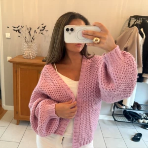 Ljuslila stickad kofta med ballongärm - Superfin stickad kofta