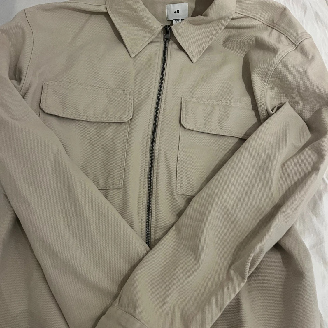 Beige overshirt från H&M med dragkedja