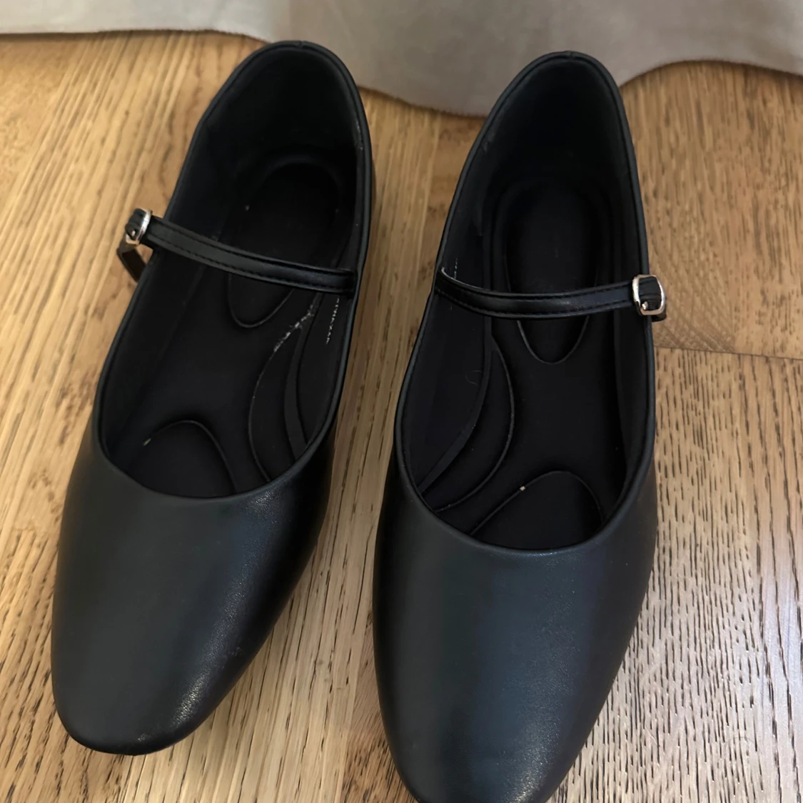 Svarta ballerinaskor med rem - 1