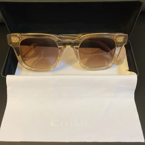 Solglasögon från Chimi - Snygga solglasögon från CHIMI med transparent beige båge och fyrkantig form | Modellen är 04 | färgen heter Ecru | Nypris 1400 | mitt pris 650 |  Glasögonen är knappt använda då jag inte tyckt de passat på mig | har tyvärr inte original boxen då den har gått sönder och slängts | Går att byta mot andra solglasögon | priset går att diskutera vid snabbt köp!