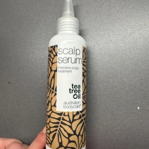 Scalp Serum - Helt ny, oöppnad flaska. Hårbottenkuren motverkar irritation, torrhet och mjäll. Scalp Serum tillför fukt och vård till en irriterad hårbotten och kan också användas för daglig vård vid psoriasis, eksem eller mjölkskorv.