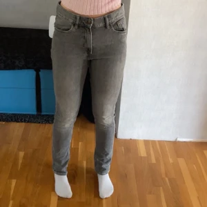 Grå slim jeans från H&M - Snygga grå jeans från H&M &Denim i slim fit-modell. Normal till hög midja och raka ben. Bra längd, möjligtvis något korta för mig som är 170cm. Sitter bra i benen men ganska stora i midjan.🩶
