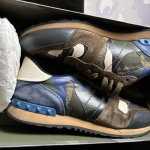 Valentino rockrunners - Säljer dessa riktigt snygga valentino rockrunners för endast 1400. De kommer passa till en riktigt fett höst outfit 🍂. Vid frågor är de bara att skicka iväg ett dm😁