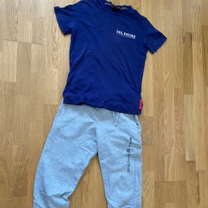 Sail Racing, Mjukis & T-shirt - Både T-shirt och mjukis ingår. Båda i bra skick!