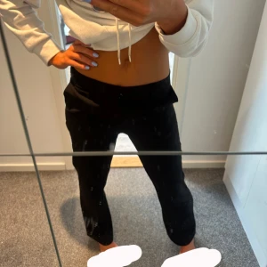 Kostymbyxa - Säljer ett par svarta kostymbyxor. Byxorna har en clean look utan synliga detaljer och sitter snyggt på kroppen. Perfekta om du gillar en stilren och enkel vibe.