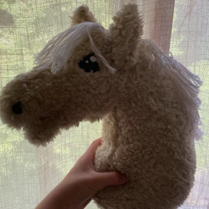 Jätte fin käpphäst som är till salu med pinne och tillbehör  - Käpphäst gul med vit man jätte fin inga skador eller fläckar den är som ny har typ aldrig använt den och då vill jag att den ska hamna hos en bättre ägare 