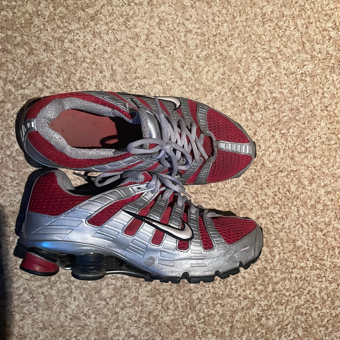 Nike sneakers i rött och silver