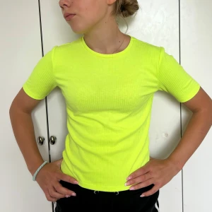Neontopp  - Snygg t-shirt i neon från Only💕