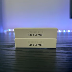 Louis Vuitton parfymprover - Två exklusiva parfymprover från Louis Vuitton: Afternoon Swim och Ombre Nomade. Båda kommer i stilrena, ljusa rektangulära kartonger med tydlig logga. Perfekt för dig som vill testa lyxiga dofter från ett ikoniskt märke. Paketpris för båda 189kr. Båda är oöppnade