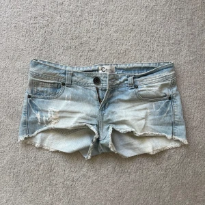 Lågmidjade jeansshorts  - Lågmidjade jeansshorts med slitningar! Så snygga 