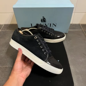 Lanvin skor - Tja! Säljer nu dessa sjukt feta lanvins! Skick 9/10 inga defekter! Färg navy blue! Storlek uk 8 passar dig som har storlek 43! Box och dustbag ingår vid köp! Om du har fler frågor eller funderingar är det bara att höra av sig!🙌