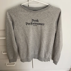 Grå Peak Performance sweatshirt - Grå tjocktröja från peak performance. Ny pris 700 😇