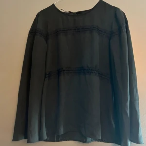 Svart blus med spetsdetaljer från Zara - Snygg svart blus från Zara med lång ärm och diskreta spetsdetaljer som går horisontellt över bröstet och ärmarna. Blusen har en rak passform och rund halsringning, perfekt för dig som gillar stilrena plagg med en twist. LÄGG GÄRNA BUD💖💖