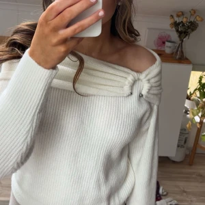 Stickad - Stickad offshoulder topp, passar xs/s