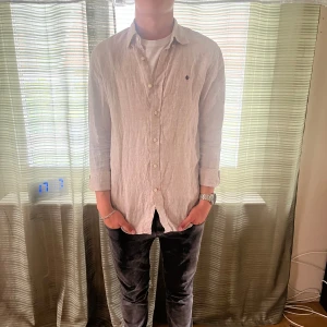 Beige linneskjorta från Morris - Säljer en stilren beige linneskjorta från Morris. Modellen är 185 och väger 75 kan nog även passa M. Skjorta är aldrig använd. Skriv vid frågor eller mera!