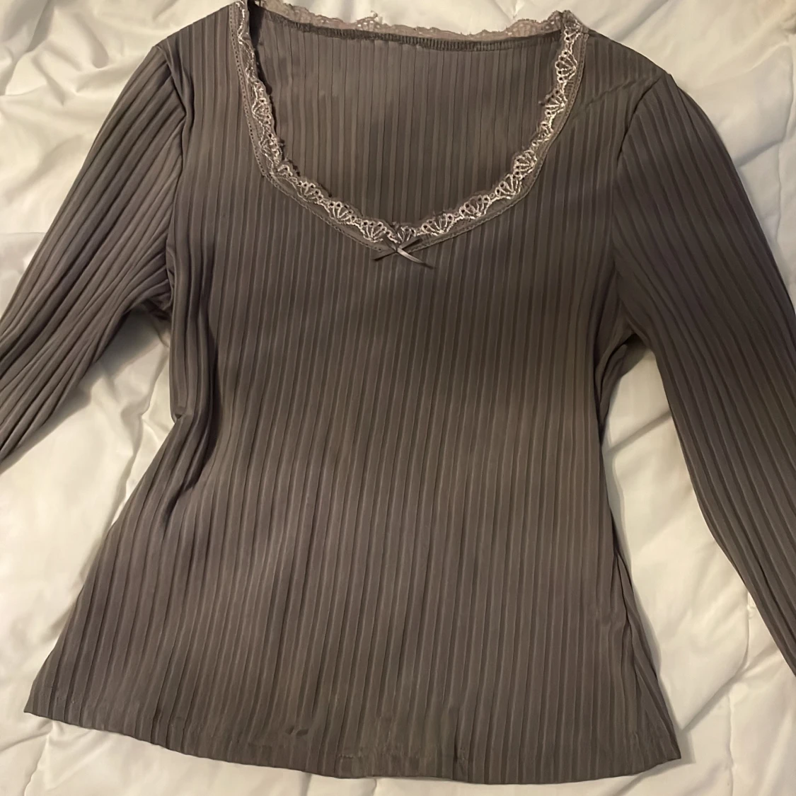 Ribbad grå långärmad topp med spets