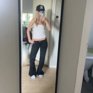 Svarta bootcut jeans - Säljer ett par svarta jeans med bootcut-modell och låg midja från Weekday. Snygg passform som sitter tajt upptill och släpper ut vid benen.