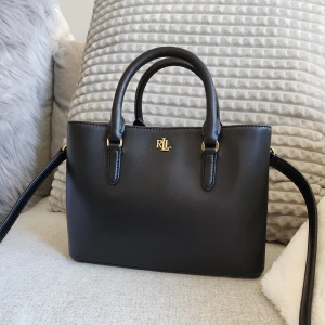 Ralph Lauren väska - RALPH LAUREN LEATHER SMALL MARCY SATCHEL BAG.  NYPRIS: 4895. Äkta med tags och allt kvar(köpt på Zalando). Dustbag medföljer givetvis. Perfekt storlek, många smarta fack.