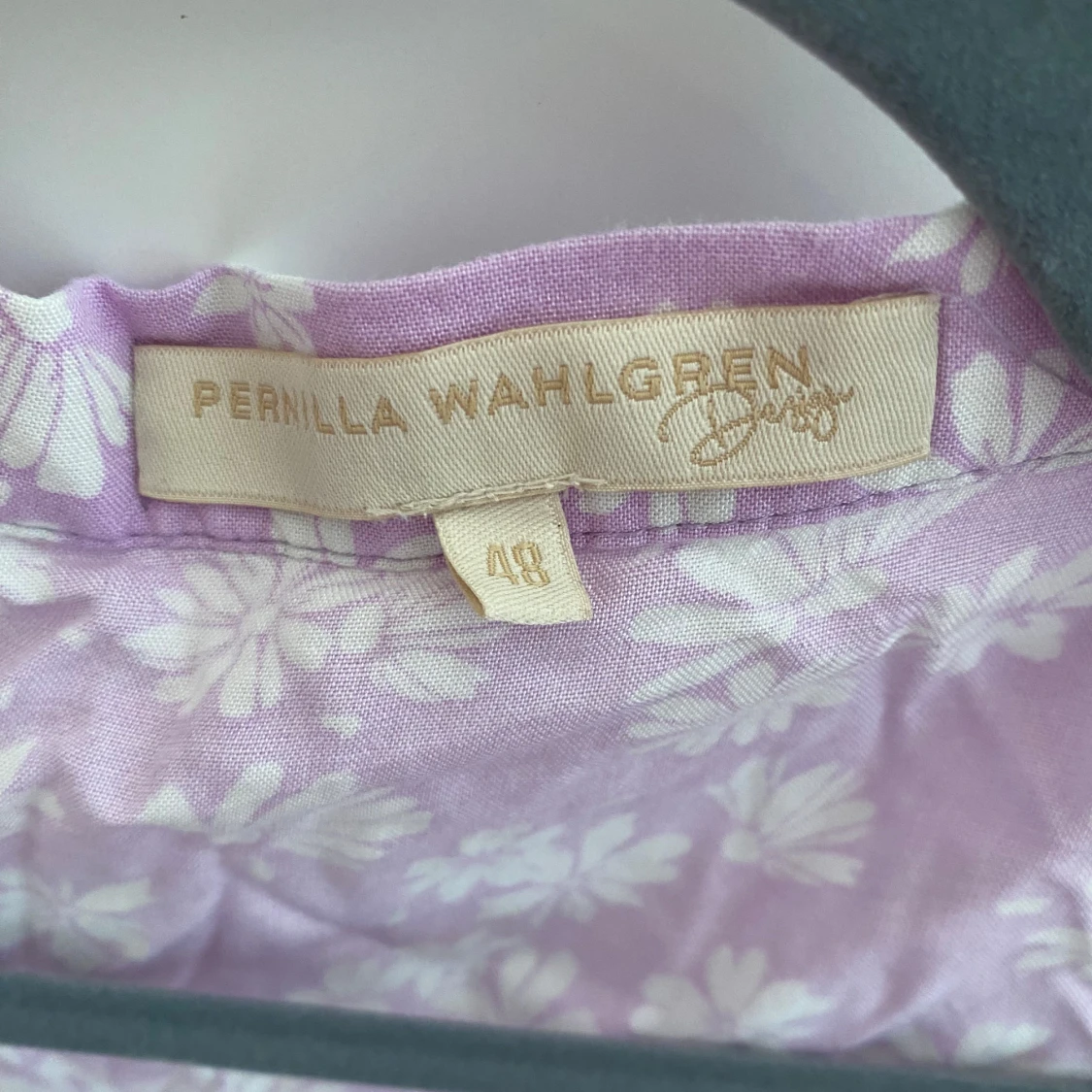 Lila blommig omlott kjol, Pernilla Wahlgren - 1