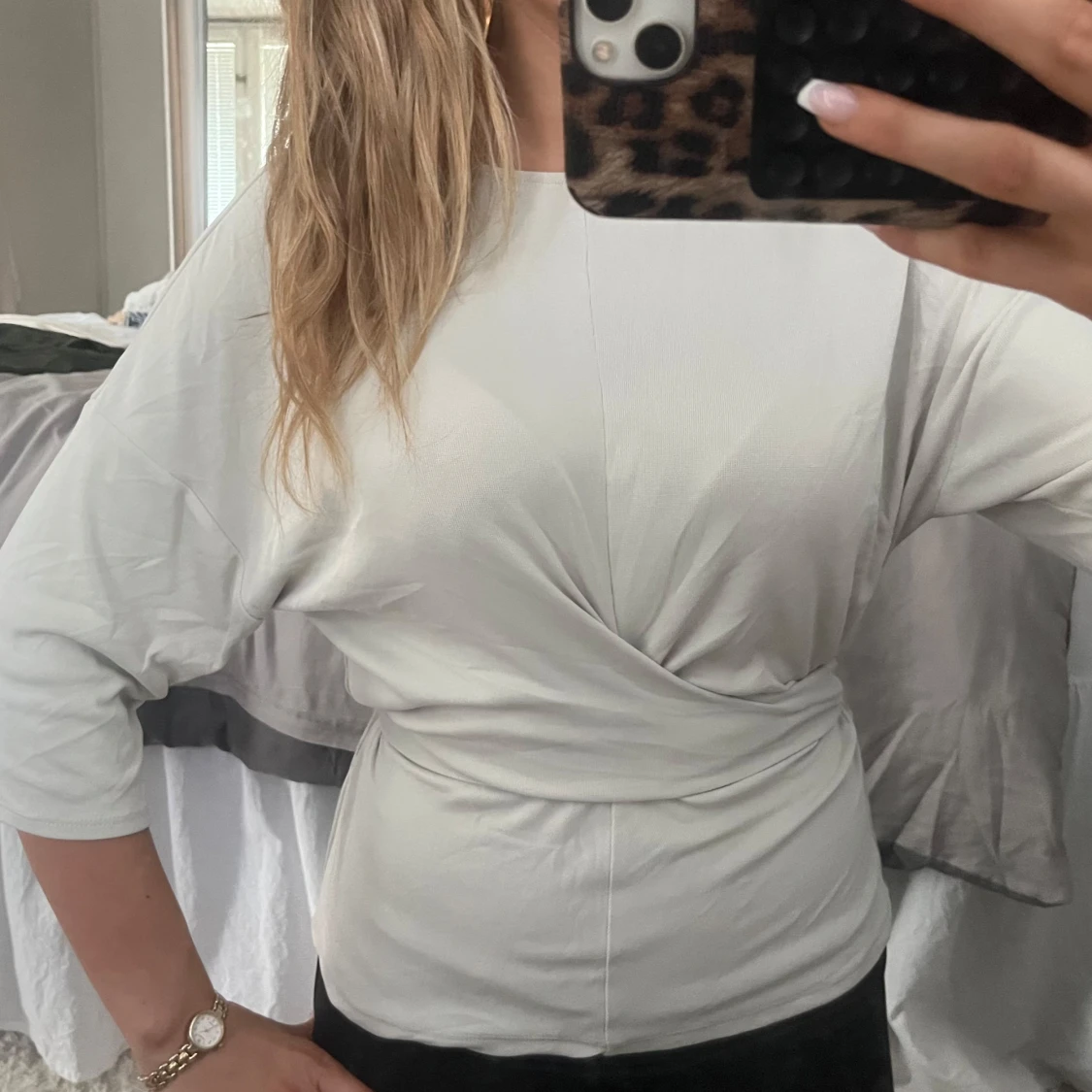 Beige/grå t shirt  med knytband i midjan - 1