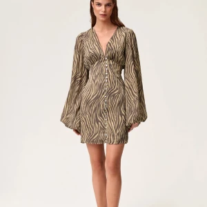 Zebramönstrad kortklänning från Adoore - Supersnygg kortklänning från Adoore i zebramönster med beige och svarta toner. Helt ny med förpackning och prislapp kvar mm. nyspris 1500. 