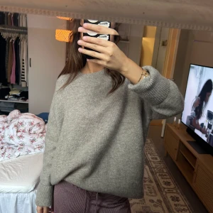 Beige stickad tröja i oversized modell - Supermjuk och oversized beige stickad tröja med rund halsringning och långa ärmar. Perfekt för lager-på-lager och chill dagar. Ribbstickade muddar vid ärmslut och nederkant ger en snygg och enkel look. Nypris: 800kr